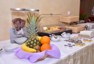 ein Tisch mit einem Haufen Obst darauf in der Unterkunft Hotel Ključ in Ključ