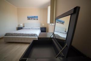 カターニアにあるYellow Orange Catania Ogninaのベッドルーム(ベッド1台、鏡付)が備わります。
