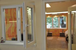- Vistas a una habitación con puerta y pasillo en Arlequin Apartment, en Varna 75 fotos más