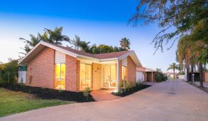 a small brick house with a sidewalk in front of it at Tee Off Milura in Mildura