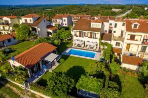 Luftaufnahme eines Hauses mit Swimmingpool in der Unterkunft Premium Central Apartments in Vrsar