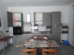 Кухня или мини-кухня в Affittacamere Di Paola
