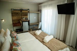 A bed or beds in a room at Driftwood Guesthouse