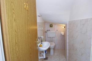 Kúpeľňa v ubytovaní Apartment Mirni Kutak + 13 fotografií