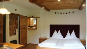 Postel nebo postele na pokoji v ubytování Pension und Apartment Edelweiß