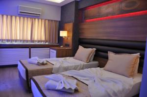 Habitación de hotel con 2 camas y toallas. en Hotel Kabacam, en Izmir