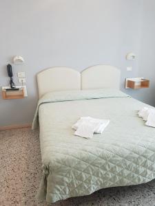 Hotel Amados tesisinde bir odada yatak veya yataklar