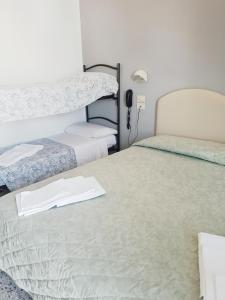 Een bed of bedden in een kamer bij Hotel Amados