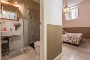 y baño con aseo, lavabo y ducha. en Apartamentos Mariscal, en Sevilla