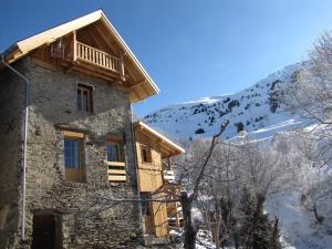 Villard-ReculasにあるChalet La Petite Soeurのバルコニー付きの建物