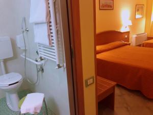 Koupelna v ubytování Hotel degli Amici + 37 fotografií
