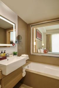 Koupelna v ubytování Sandal Suites by Lemon Tree Hotels