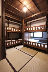 Двухъярусная кровать или двухъярусные кровати в номере Kanazawa Guest House East Mountain