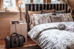 1 dormitorio con 1 cama y 1 maleta en GORSKA OSADA Lovely Chalets Zakopane, en Poronin 154 fotos más