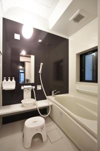 un bagno con un water, un lavandino e una vasca da bagno di Kanazawa Guest House East Mountain a Kanazawa Altre 28 foto