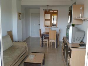 uma sala de estar com um sofá e uma sala de jantar em Costa Azahar Apartments Beach em Oropesa del Mar