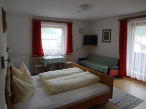 Un pat sau paturi într-o cameră la Haus Bergheimat