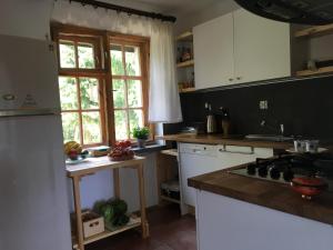 kuchnia z białymi szafkami i oknem w obiekcie Dom Mossa w mieście Stara Rzeka +37 zdjęć