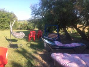 un parco giochi con altalena e sedie in un cortile di B&B Aesis La Dolce Collina a Jesi