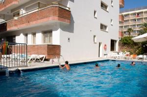 Afbeelding uit fotogalerij van Apartamentos Eldorado in Lloret de Mar