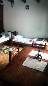 新瓦羅許的住宿－Vila De turist，一间位于地板上带两张床和垫子的客房