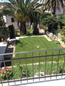 Vonkajšia záhrada v ubytovaní Apartments Villa Adrienne
