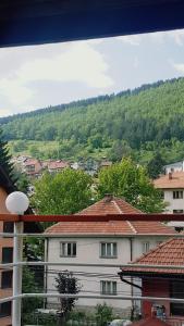 Nespecifikovaný výhled na hory nebo výhled na hory při pohledu z penzionu – hostince