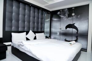 سرير أو أسرّة في غرفة في Hotel Paramount Inn
