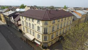 une vue sur un bâtiment jaune avec un toit brun dans l'établissement Hotel Irena, à Lviv