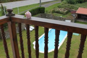 Toñanes的住宿－拉埃斯特拉坎塔布萊波薩達酒店，享有泳池景致的阳台