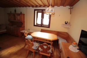 una sala da pranzo con tavolo e sedie in legno di Holiday Home Winzerhaus Eva a Špičnik