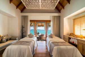 Postel nebo postele na pokoji v ubytování Milaidhoo Maldives + 37 fotografií