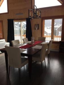 A restaurant or other place to eat at Chalet du Versant Nord