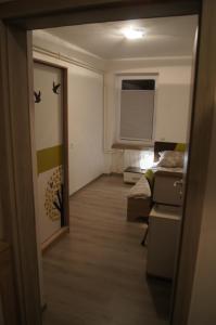 um quarto com um quarto, uma cama e uma janela em Domas RD Apartment em Ljubljana