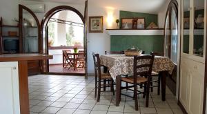 ガリアーノ・デル・カーポにあるVilla Svevaのキッチン(テーブル、椅子付)、ダイニングルーム