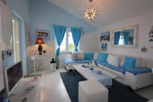 sala de estar con sofá azul y mesa en Apartment Sonja, en Klimno