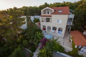 una vista aérea de una casa con árboles en Villa Kristonia en Hvar