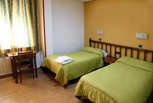 Ένα ή περισσότερα κρεβάτια σε δωμάτιο στο Hostal Muralla
