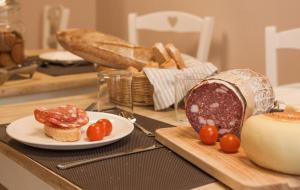 una mesa cubierta con un plato de pan y tomates en B&B Il Senesino, en Siena
