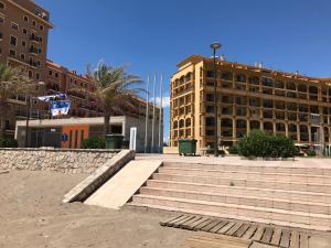 eine Gruppe Treppen vor einem Gebäude in der Unterkunft Apartamento PortSaplaya in Port Saplaya