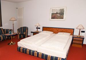 Postel nebo postele na pokoji v ubytování Hotel Falkenstein + 37 fotografií