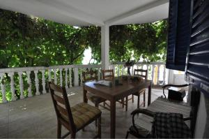 a porch with a table and chairs on a patio at Holidayhome Florecka in Utjeha