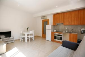 A kitchen or kitchenette at Apartaments Claudia