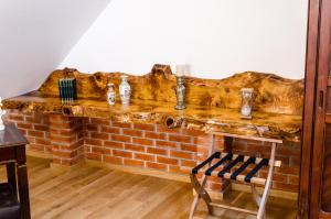 eine Holzbar in einem Zimmer mit Ziegelwand in der Unterkunft Cetatea Medievala in Sibiu