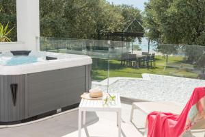 Bazén v ubytování Akti Belvedere Color & Essence nebo v jeho okolí