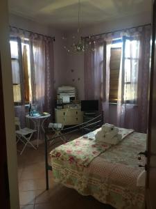 een slaapkamer met een bed en een tafel in een kamer bij Cinque Terre Experience by Amedeo in Piano di Follo