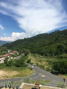 een uitzicht op een weg met een berg bij Cinque Terre Experience by Amedeo in Piano di Follo