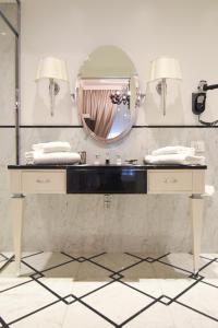 y baño con lavabo y espejo. en Duomo Rooms en Milán