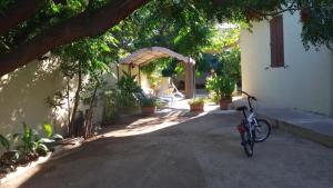 una bicicleta estacionada frente a una casa con un arco en villletta indipendente a 300 metri dal mare, en Solanas