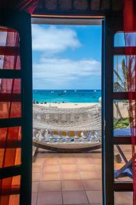 Habitación con ventana y vistas a la playa. en Sal Beach Club en Santa María